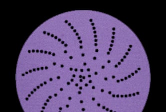 Disco de lixa circular roxo com um detalhe de vários pequenos orifícios para extração de poeiras em toda a superfície.
