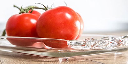 tijela de vidro com amortecedor adesivo e com dois tomates dentro
