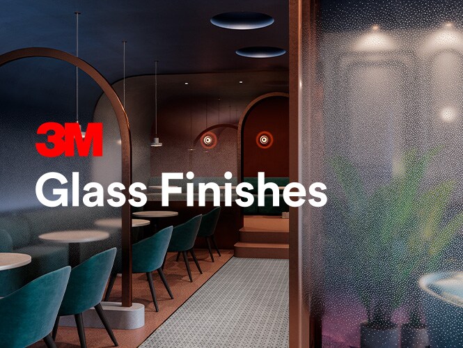Interior de restaurante sofisticado decorado em tons de joia com divisórias de vidro acabadas com Acabamento de Vidro 3M em um padrão de pontos graduados.
