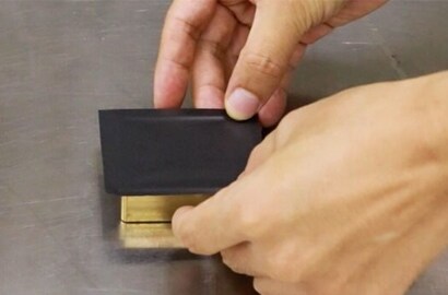 Indivíduo mostrando método de aterramento e blindagem.