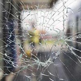 Um vidro quebrado é mantido no lugar com a película de proteção e segurança da 3M.