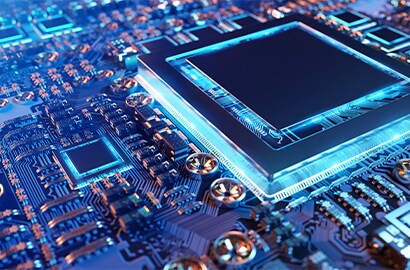 Close-up de uma placa de circuito eletrônico futurista com vários componentes eletrônicos.