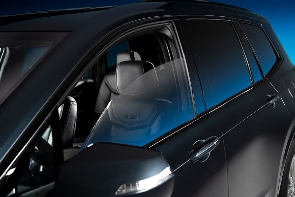 imagem da lateral de um carro cinza com aplicação de película Color Stable

