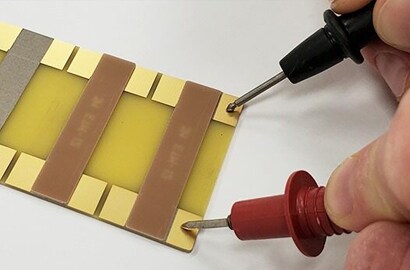 Teste de resistência elétrica em fitas condutoras de eletricidade.