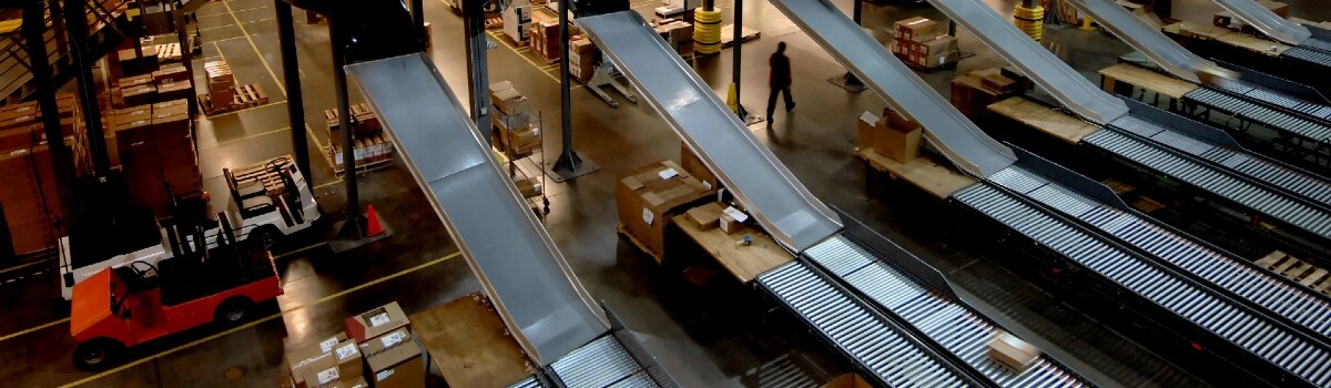 Imagem de várias linhas de esteira utilizadas para mover pacotes prontos para o seu envio.
