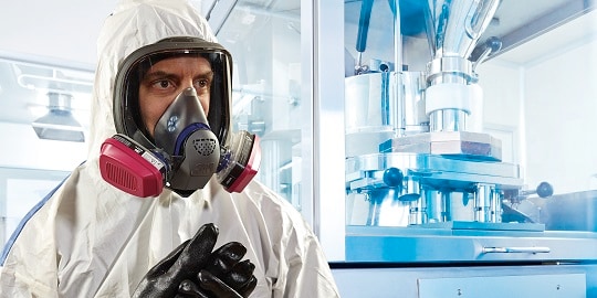 Respirador 3M protegendo um homem de vapores orgânicos

