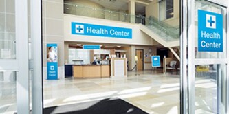 Área de recepção em saguão de hospital.

