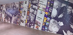 Parede coberta com fotografias e notícias sobre os Vikings impressas em Filmes Gráficos 3M.