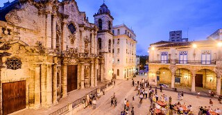 Cuban and U.S. musicians dine and dance in Havana’s Plaza de la Catedral