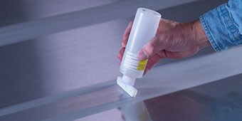 Image of someone using a dauber bottle to apply a primer
