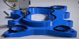 A fita é aplicada em uma peça de montagem com o sistema de colagem 3M On Demand.
