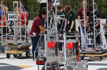 Robots and high schools “invaded the plaza” at 3M headquarters.