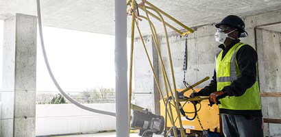 Um homem em um canteiro de obras está usando equipamento de proteção individual (EPI)
