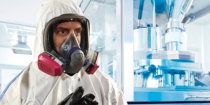 Proteção respiratória 3M protegendo um homem de gases em fábrica industrial
