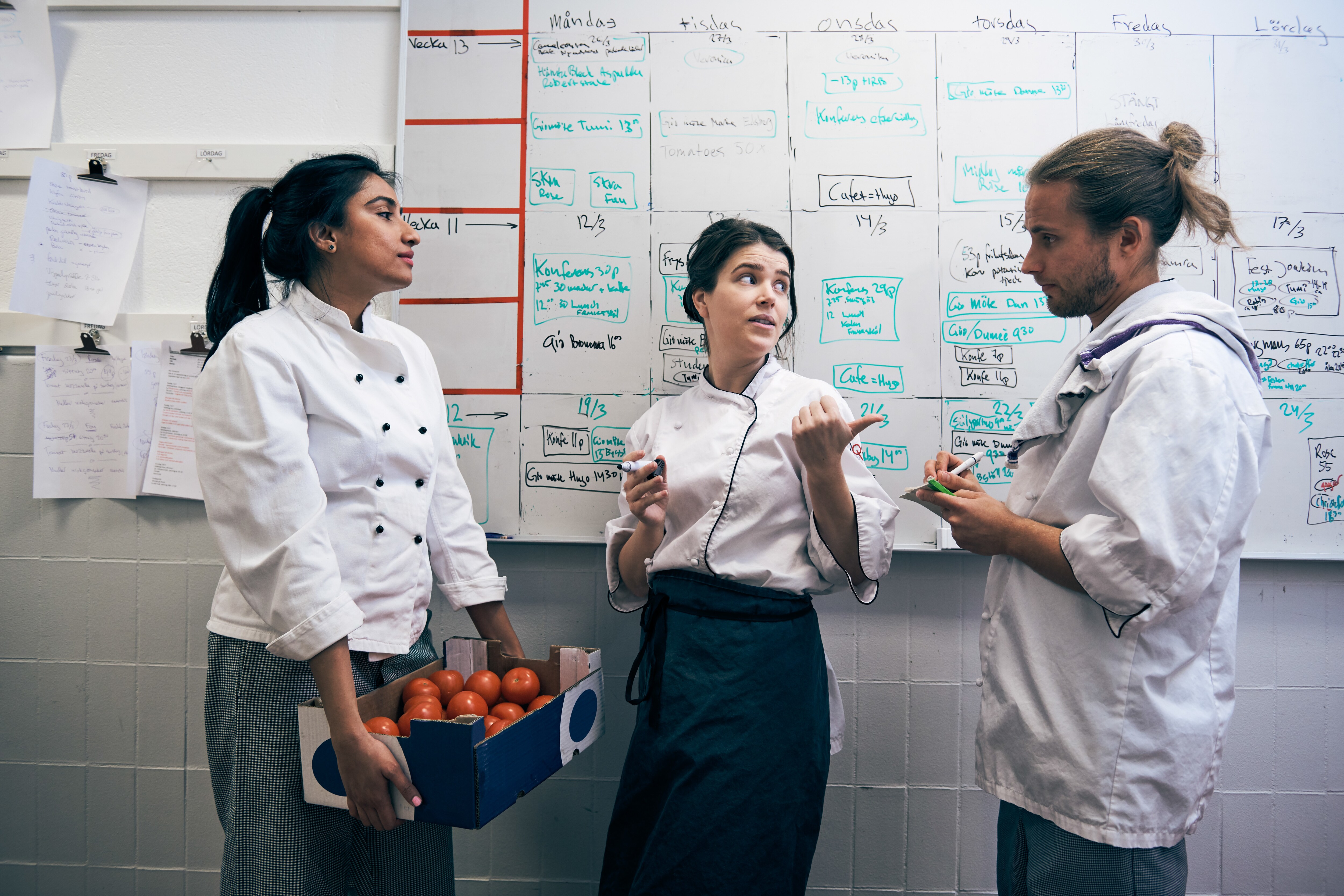 head chef training her team on restaurant food preparation
