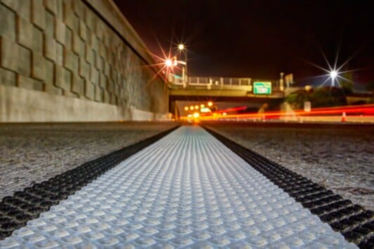 Imagem em plano fechado da 380AW aplicada em uma rodovia.