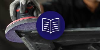 Ícone sobre imagem de fundo de técnico usando lixadeira orbital

