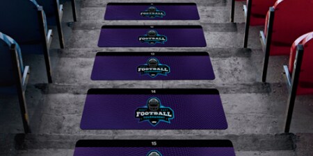 Safety walk 3M imprimível e com marca personalizada aplicado a escadas em um estádio.

