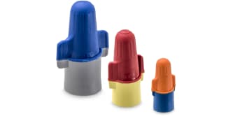 Conectores de cabos 3M de diferentes tamanhos e cores (azul, vermelho e laranja) alinhados sobre uma superfície branca.
