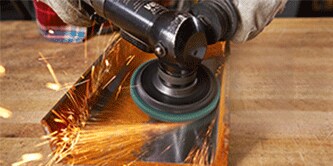 Limpeza de metal com o disco 3M Scotch-Brite Clean and Strip XT.
