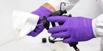Limpada em segundos, a  Performance Spray Gun 3M™ fica pronta rapidamente para o próximo trabalho de pintura.
