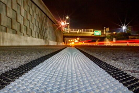 Imagem em plano fechado da 380AW aplicada em uma rodovia.