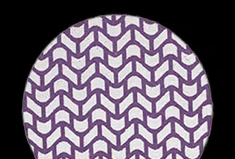 Um disco abrasivo circular roxo com detalhes em zigue-zague cobrindo toda a superfície.
