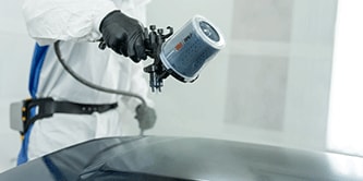 Técnico de pintura pintando veículo
