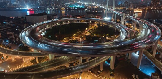 Conjunto de pontes e rodovias em circulos.
