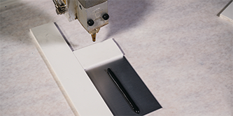 Imagem de uma peça com 3M™ Fita Extrudável VHB™ aplicada.
