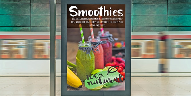grande display digital com um anúncio de smoothies.
