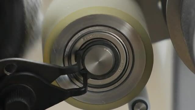 Imagem de alguém removendo um rolo com um alicate de anel.
