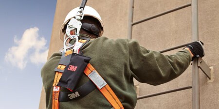 trabalhador subindo a escada usando equipamento de proteção contra quedas 3M
