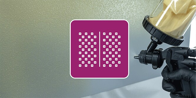 O técnico de pintura pulveriza um painel em textura com a Performance Spray Gun 2 3M com ícone ilustrativo da textura
