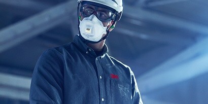 Homem usando respirador descartável 3M.

