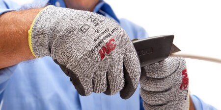 Luvas de trabalho 3M sendo usadas pelo trabalhador
