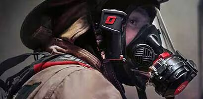 Um homem está usando equipamento de proteção individual (EPI) da 3M para segurança contra incêndios
