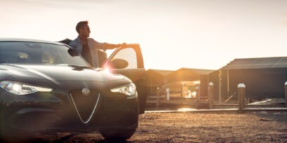 Carro com envelopamento de veículo aplicado.
