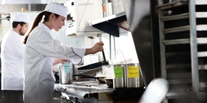 Chefes trabalhando em uma cozinha limpa.

