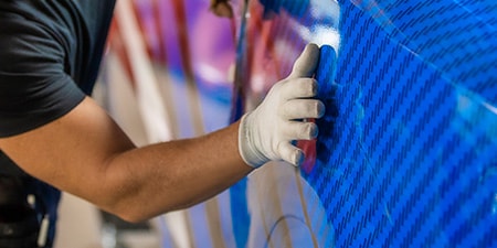 Close-up do filme IJ280 com liberação de ar usando espátula.
