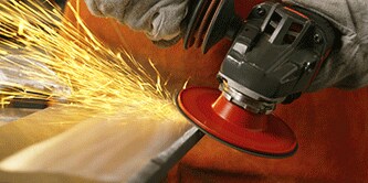 Chanframento de metal com disco abrasivo Cubitron 3.
