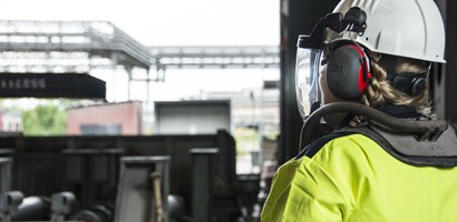 Trabalhador usando Comunicador Peltor da 3M no local de trabalho
