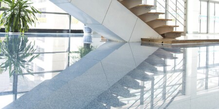 Saguão de entrada com escadas.
