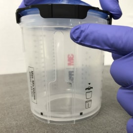 Copo de pintura 3M PPS sobre a mesa.