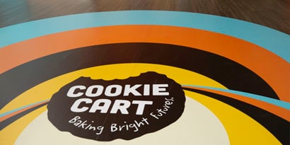 Um gráfico de piso exibe um design de marca circular e colorido para 