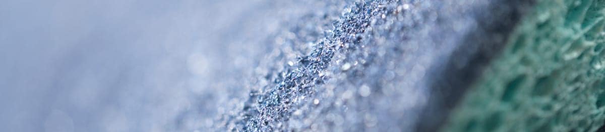 Manta Scotch-Brite 3M vista em detalhe atrav&eacute;s de um microsc&oacute;pio.
