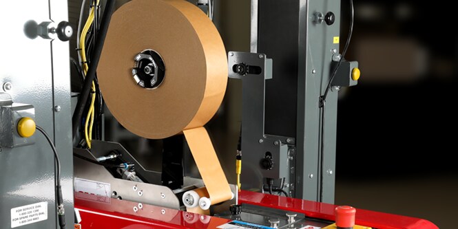 Fita adesiva de papel em um selador automático.
