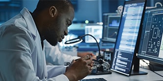 Cientista inspecionando componentes de interconexão industrial.
