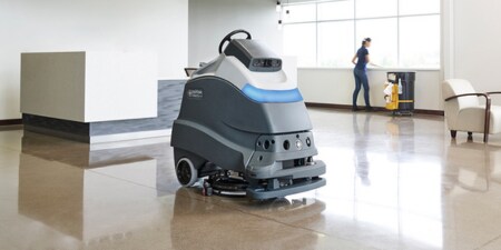Equipamento 3M fazendo limpeza de uma recepção comercial.
