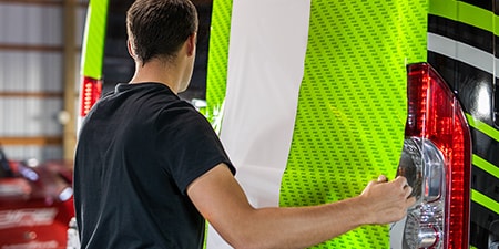 Instalador segurando painel de filme IJ280.
